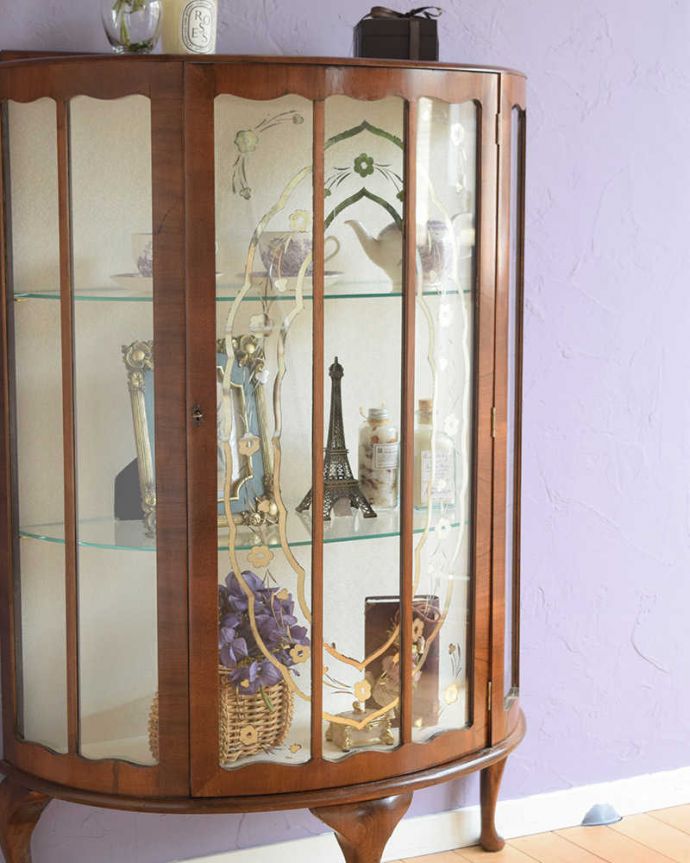 アンティークのキャビネット アンティーク家具 シルバーのリース模様がきらきら輝くアンティークキャビネット。ガラス越しに見るお気に入りの美しさ…アンティークのガラス扉を通して見ると、中に入れたものがキラッキラに輝いて見えるんです。(q-1826-f)
