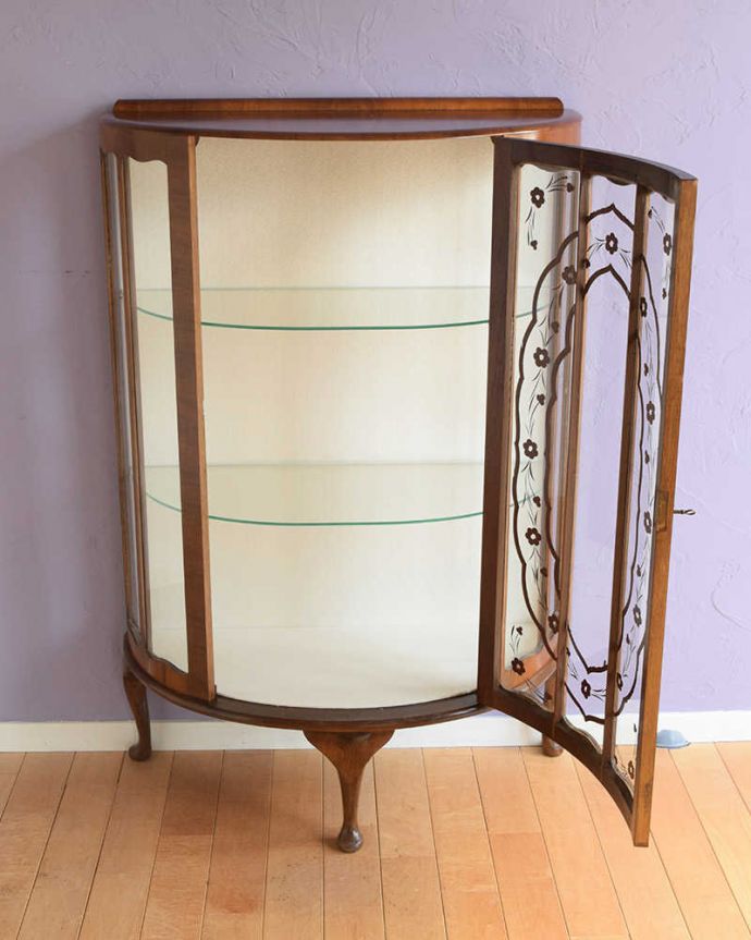 アンティークのキャビネット アンティーク家具 シルバーのリース模様がきらきら輝くアンティークキャビネット。扉を開けて中を見てみると…職人がキレイに修復して、背板も新しい生地に張替えました。(q-1826-f)