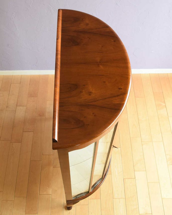 アンティークのキャビネット アンティーク家具 シルバーのリース模様がきらきら輝くアンティークキャビネット。上から見るとよく分かるハーフムーンの形キャビネットを上から見てみるとこんな感じの半月型。(q-1826-f)