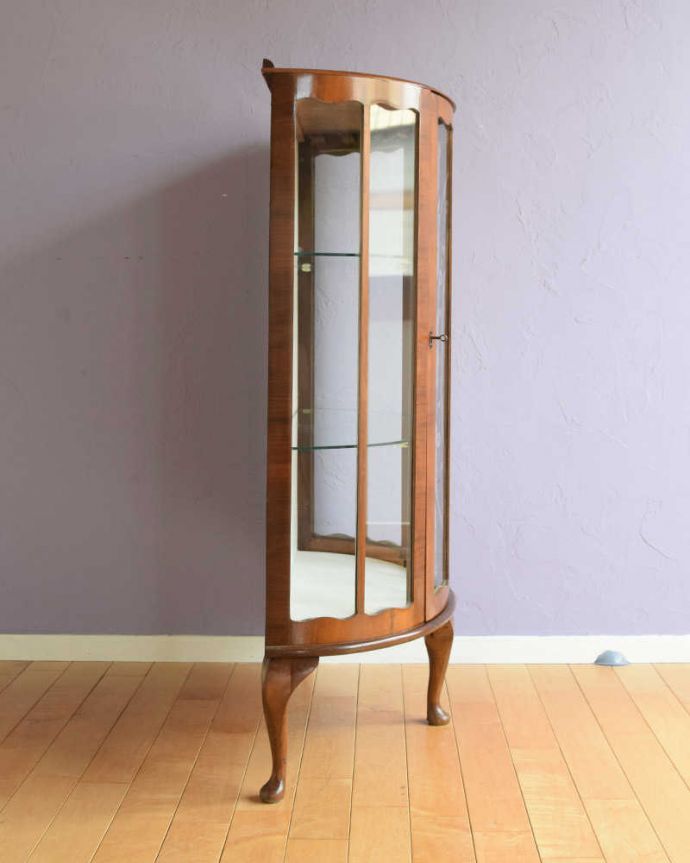 アンティークのキャビネット アンティーク家具 シルバーのリース模様がきらきら輝くアンティークキャビネット。180度どこからでも中が見れちゃうグルっと180度、どの角度からでも中が見れるハーフムーン型。(q-1826-f)