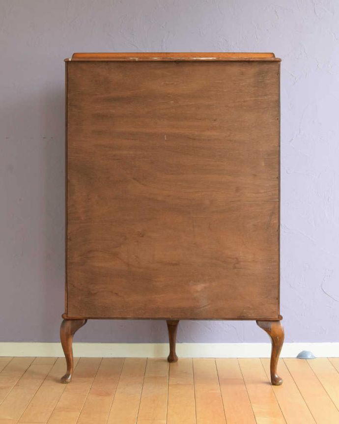 アンティークのキャビネット アンティーク家具 シルバーのリース模様がきらきら輝くアンティークキャビネット。もちろん後姿もキレイですアンティークは新品ではないので、もちろん経年変化によるキズはありますが、専門の職人がしっかり修復しているので後ろ姿までキレイです。(q-1826-f)