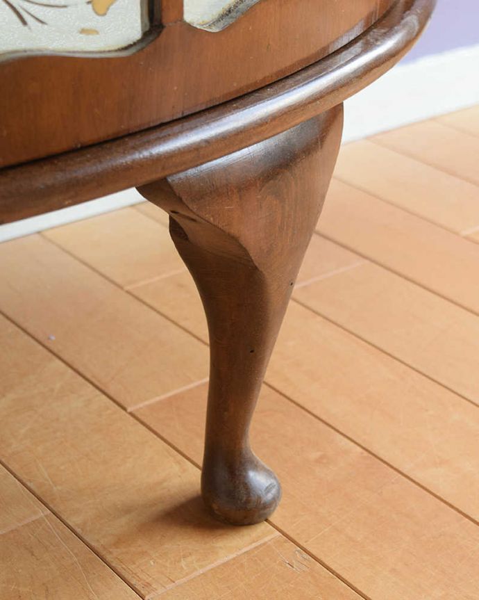 アンティークのキャビネット アンティーク家具 シルバーのリース模様がきらきら輝くアンティークキャビネット。女性1人でラクラク運べちゃう仕掛けHandleのアンティークは、脚の裏にフェルトキーパーをお付けしています。(q-1826-f)