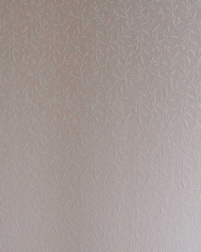 アンティークのキャビネット アンティーク家具 シルバーのリース模様がきらきら輝くアンティークキャビネット。新しく貼り替えましたキャビネットの表情に合わせて、背板の生地をセレクト。(q-1826-f)