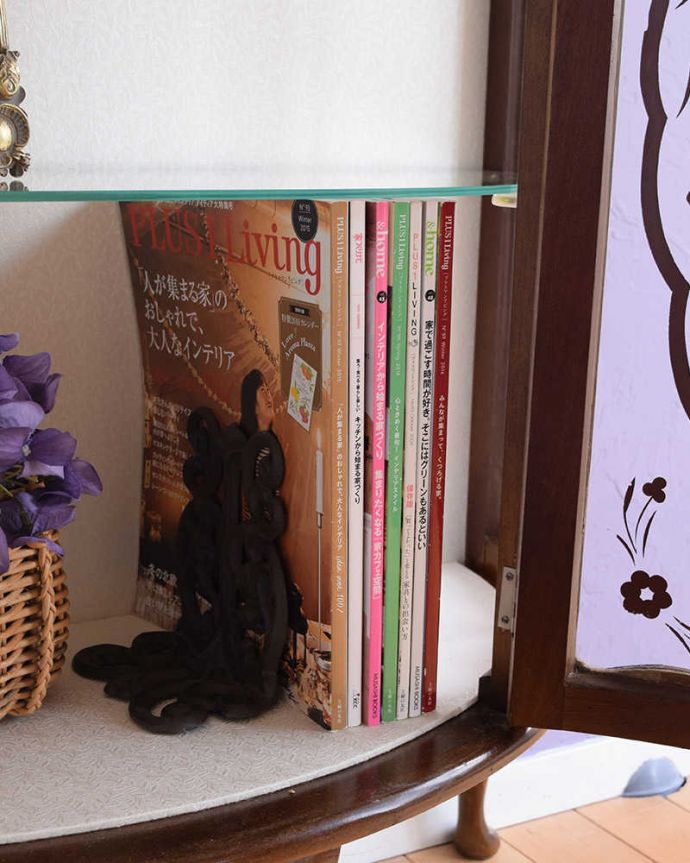 アンティークのキャビネット アンティーク家具 シルバーのリース模様がきらきら輝くアンティークキャビネット。扉の中は収納たっぷりA4サイズの雑誌までしっかり収納出来ちゃう大きさ。(q-1826-f)