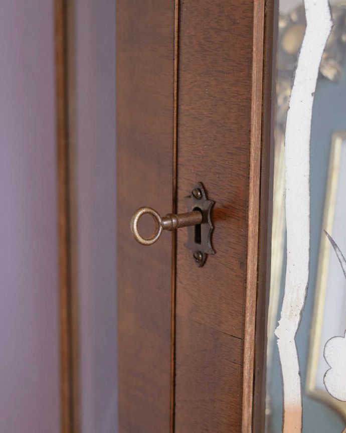 アンティークのキャビネット アンティーク家具 シルバーのリース模様がきらきら輝くアンティークキャビネット。開ける度にワクワク・・・ カギを使って扉を開ける度に、まるで宝箱を開けるみたいです。(q-1826-f)