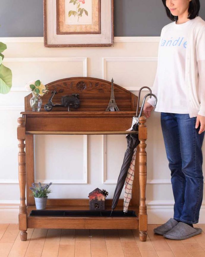 アンティークの玄関収納　アンティーク家具　英国らしいアンティーク家具、お花の彫りがステキなステッキスタンド。英国紳士の身だしなみのために作られた家具もともとはステッキを立てて置くためのスタンド。(q-1827-f)