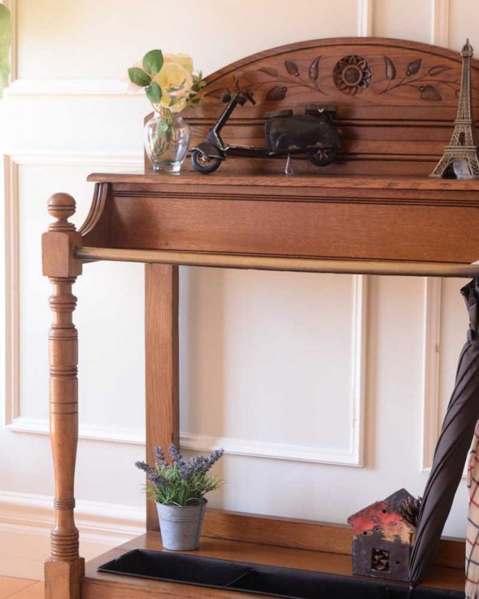 アンティークの玄関収納　アンティーク家具　英国らしいアンティーク家具、お花の彫りがステキなステッキスタンド。玄関を華やかにしてくれる英国デザイン海を渡って来てくれたおかげで、日本ではとても素敵な傘立てとして使えます。(q-1827-f)