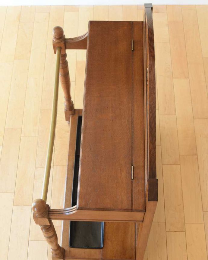 アンティークの玄関収納　アンティーク家具　英国らしいアンティーク家具、お花の彫りがステキなステッキスタンド。上から見るとこんな感じもともとステッキを立てていただけあって、傘を立てて収納しやすいデザインになっているんです。(q-1827-f)