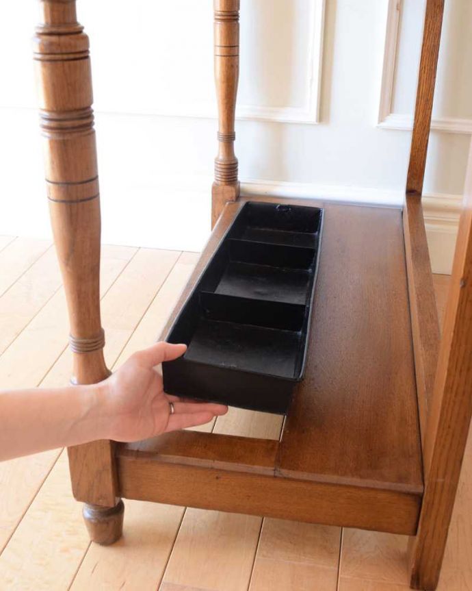 アンティークの玄関収納　アンティーク家具　英国らしいアンティーク家具、お花の彫りがステキなステッキスタンド。安心して使えるポイント濡れたままの傘を入れて大丈夫なように雨受けが付いています。(q-1827-f)