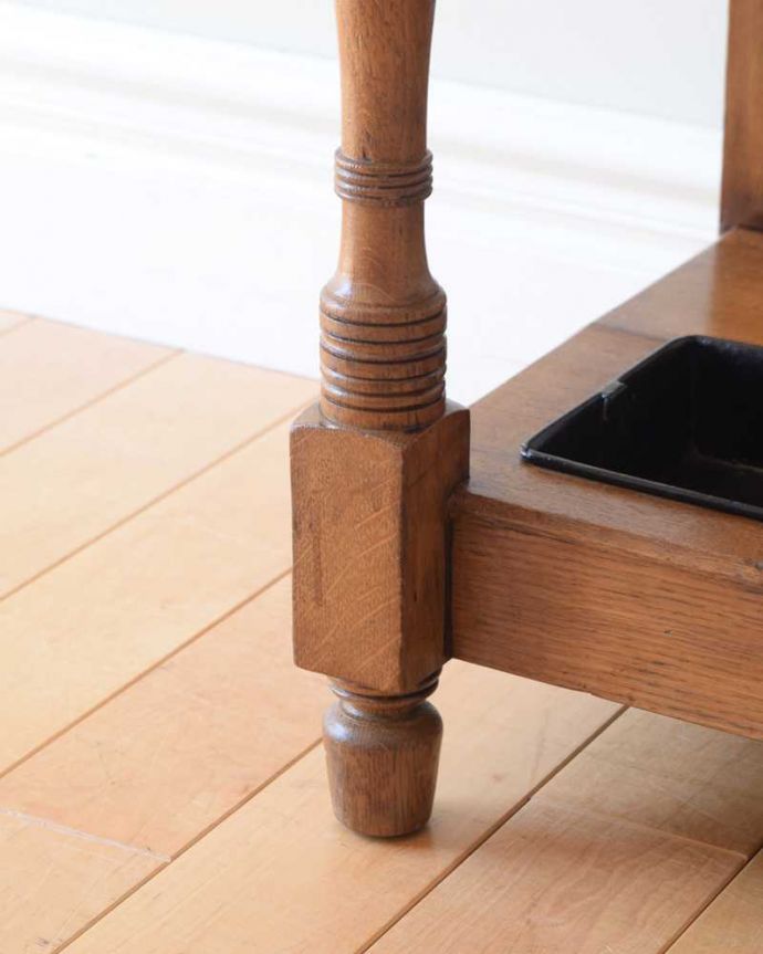 アンティークの玄関収納　アンティーク家具　英国らしいアンティーク家具、お花の彫りがステキなステッキスタンド。持ち上げなくても移動できます！Handleのアンティークは、脚の裏にフェルトキーパーをお付けしていますので、持ち上げなくても床を滑らせて移動させることが出来ます。(q-1827-f)