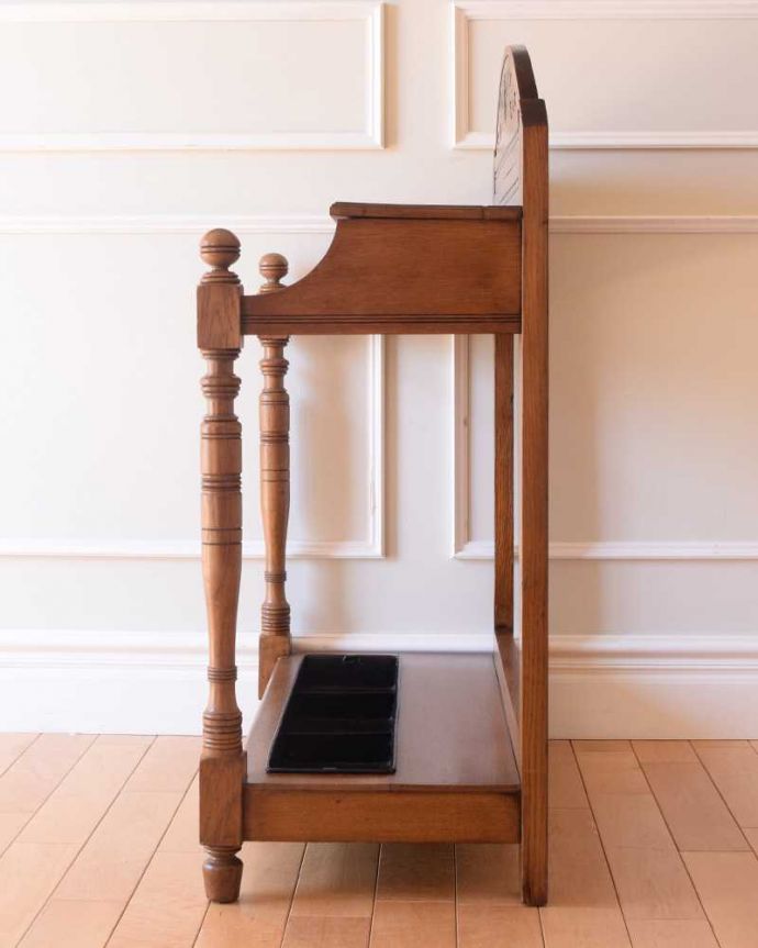 アンティークの玄関収納　アンティーク家具　英国らしいアンティーク家具、お花の彫りがステキなステッキスタンド。横顔も美しく！こんな風に見えます専門の職人が、一度バラしてキレイに組み直しました。(q-1827-f)