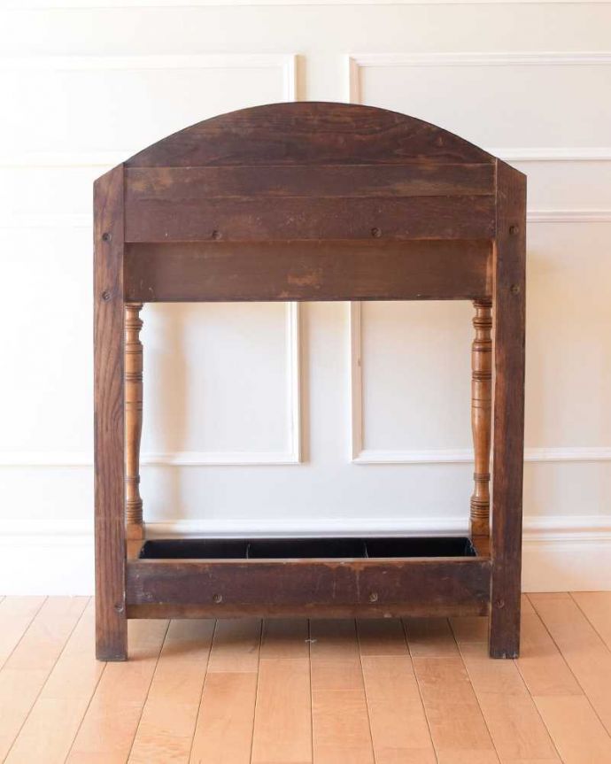 アンティークの玄関収納　アンティーク家具　英国らしいアンティーク家具、お花の彫りがステキなステッキスタンド。後ろ姿もキレイなんです。(q-1827-f)