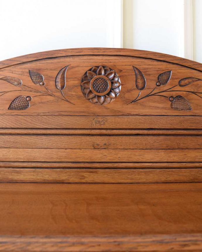 アンティークの玄関収納　アンティーク家具　英国らしいアンティーク家具、お花の彫りがステキなステッキスタンド。いろんな場所にこだわり彫のデザインもいろいろです。(q-1827-f)