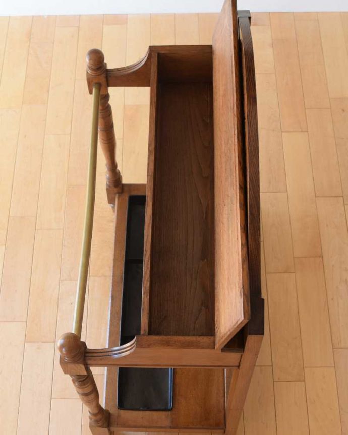 アンティークの玄関収納　アンティーク家具　英国らしいアンティーク家具、お花の彫りがステキなステッキスタンド。収納も付いて、とっても便利ふたをパカッと開けると靴をケアする道具を入れていた収納箱。(q-1827-f)