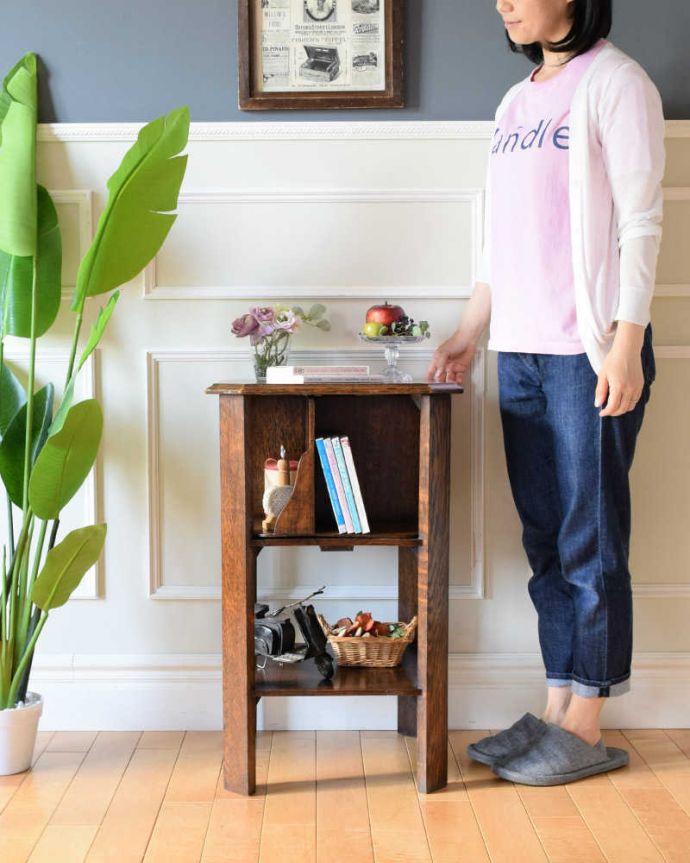 アンティークのキャビネット　アンティーク家具　英国で見つけた回転するお洒落で機能的なアンティーク家具、リボルビングブックケース 。とっても珍しい回転式のブックケース！アンティーク家具の中でもかなり贅沢な造りのリボルビングブックケース。(q-1828-f)