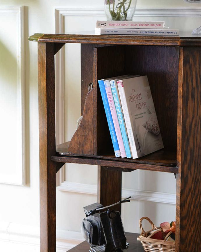 アンティークのキャビネット　アンティーク家具　英国で見つけた回転するお洒落で機能的なアンティーク家具、リボルビングブックケース 。どんな場所にも気軽に置けます。(q-1828-f)