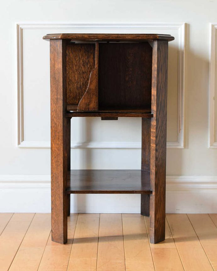 アンティークのキャビネット　アンティーク家具　英国で見つけた回転するお洒落で機能的なアンティーク家具、リボルビングブックケース 。横から見ても素敵なんですしっかり修復してあるのでどんな場所に置いて見てもらってもカッコいいです。(q-1828-f)