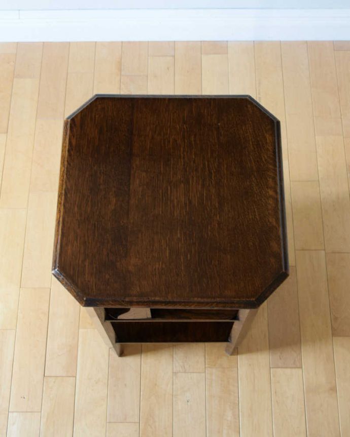 アンティークのキャビネット　アンティーク家具　英国で見つけた回転するお洒落で機能的なアンティーク家具、リボルビングブックケース 。天板もキレイに仕上げました。(q-1828-f)