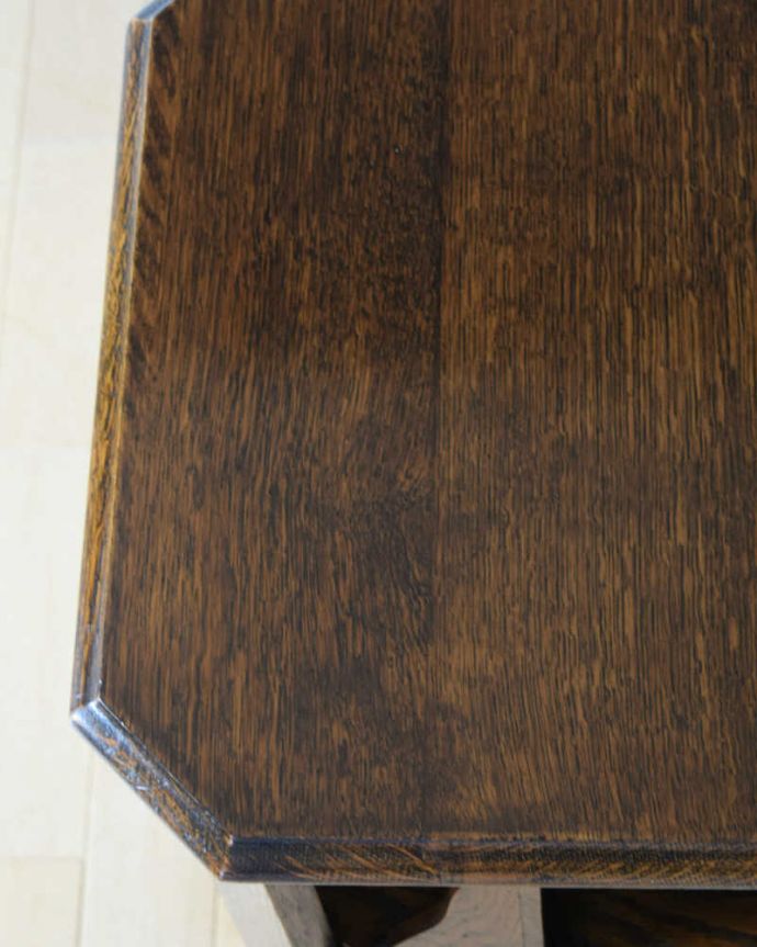 アンティークのキャビネット　アンティーク家具　英国で見つけた回転するお洒落で機能的なアンティーク家具、リボルビングブックケース 。近づいて見てみると･･･木目もキレイな天板。(q-1828-f)