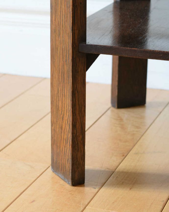 アンティークのキャビネット　アンティーク家具　英国で見つけた回転するお洒落で機能的なアンティーク家具、リボルビングブックケース 。女性1人でラクラク運べちゃう仕掛けHandleのアンティークは、脚の裏にフェルトキーパーをお付けしています。(q-1828-f)