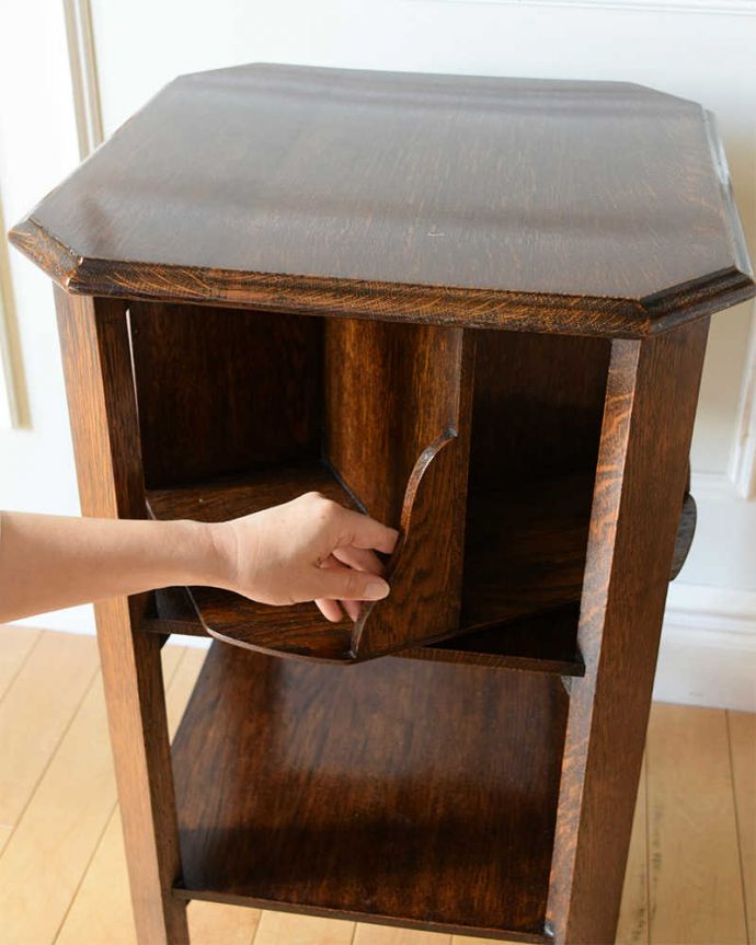 アンティークのキャビネット　アンティーク家具　英国で見つけた回転するお洒落で機能的なアンティーク家具、リボルビングブックケース 。くるくるっと回るんです上の部分が回って使いたい位置に動かすことが出来ます。(q-1828-f)