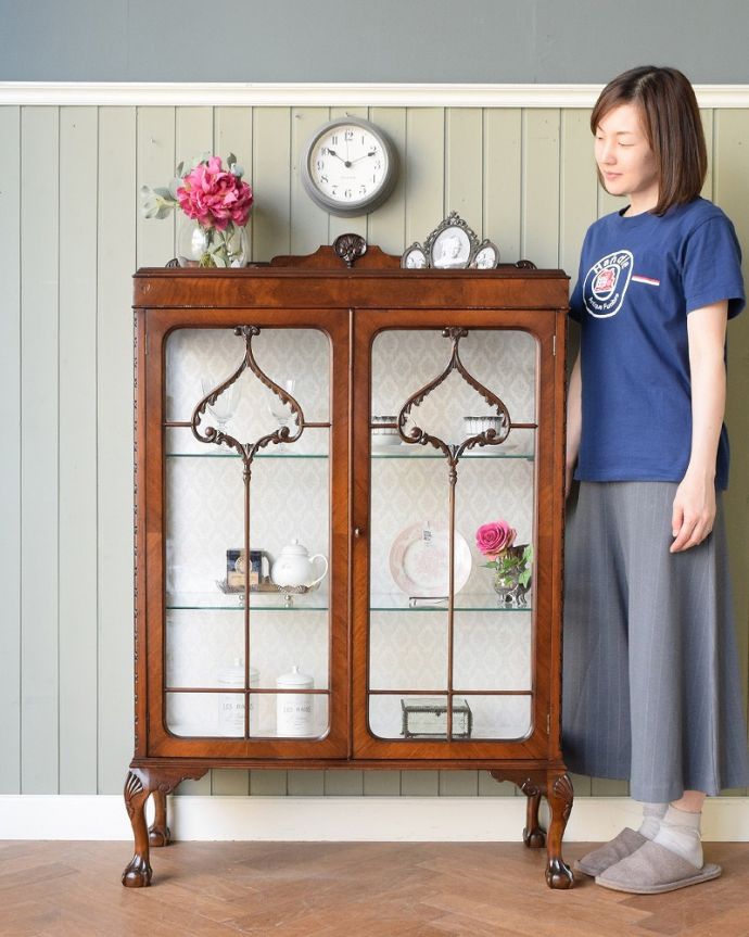 アンティークのキャビネット アンティーク家具 英国輸入のアンティーク家具、繊細な木製の飾りが美しいガラスキャビネット。おススメNo.1のアンティーク家具もともとチャイナキャビネットとして陶器を見せながら収納するために造られたガラスの扉のキャビネット。(q-1829-f)