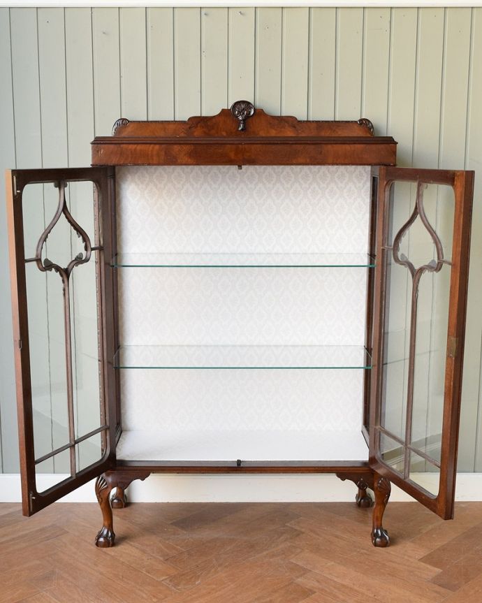 アンティークのキャビネット アンティーク家具 英国輸入のアンティーク家具、繊細な木製の飾りが美しいガラスキャビネット。扉を開けて中を見てみましょう職人がキレイに修復して、背板も新しい生地に張替えました。(q-1829-f)