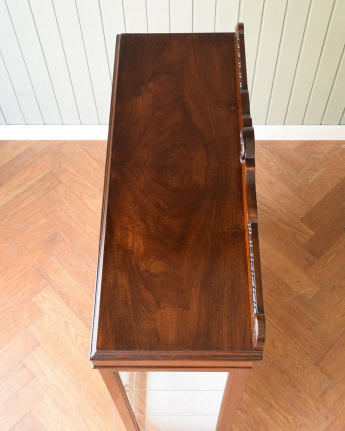 アンティークのキャビネット アンティーク家具 英国輸入のアンティーク家具、繊細な木製の飾りが美しいガラスキャビネット。こんな形のキャビネットです。(q-1829-f)