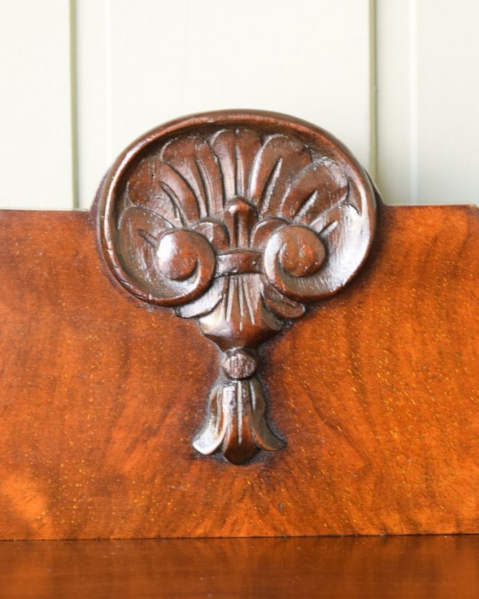 アンティークのキャビネット アンティーク家具 英国輸入のアンティーク家具、繊細な木製の飾りが美しいガラスキャビネット。いろんな場所にこだわり彫のデザインもいろいろです。(q-1829-f)