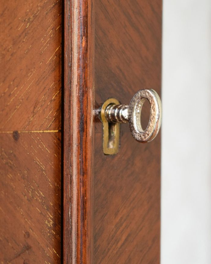 アンティークのキャビネット アンティーク家具 英国輸入のアンティーク家具、繊細な木製の飾りが美しいガラスキャビネット。アンティークらしい取っ手取っ手にもアンティークらしさが。(q-1829-f)