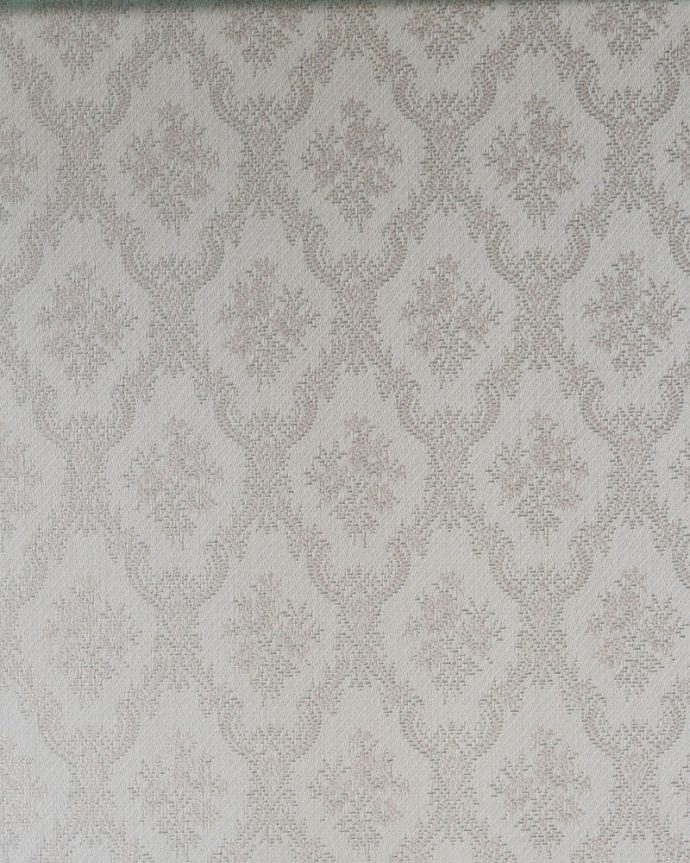 アンティークのキャビネット アンティーク家具 英国輸入のアンティーク家具、繊細な木製の飾りが美しいガラスキャビネット。新しい生地で張り替えましたキャビネットの表情に合わせて新しい背板の生地を選びました。(q-1829-f)