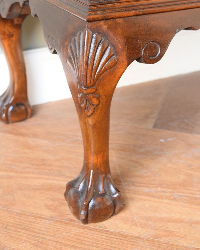 アンティークのキャビネット アンティーク家具 英国輸入のアンティーク家具、繊細な木製の飾りが美しいガラスキャビネット。女性1人でもラクラク運べちゃうんですHandleのアンティークは脚の裏にフェルトキーパーをお付けしています。(q-1829-f)