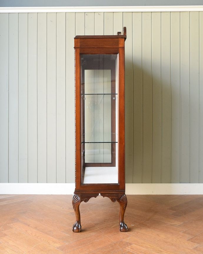 アンティークのキャビネット アンティーク家具 英国輸入のアンティーク家具、繊細な木製の飾りが美しいガラスキャビネット。横から見てもステキ横から見るとこんな感じ。(q-1829-f)