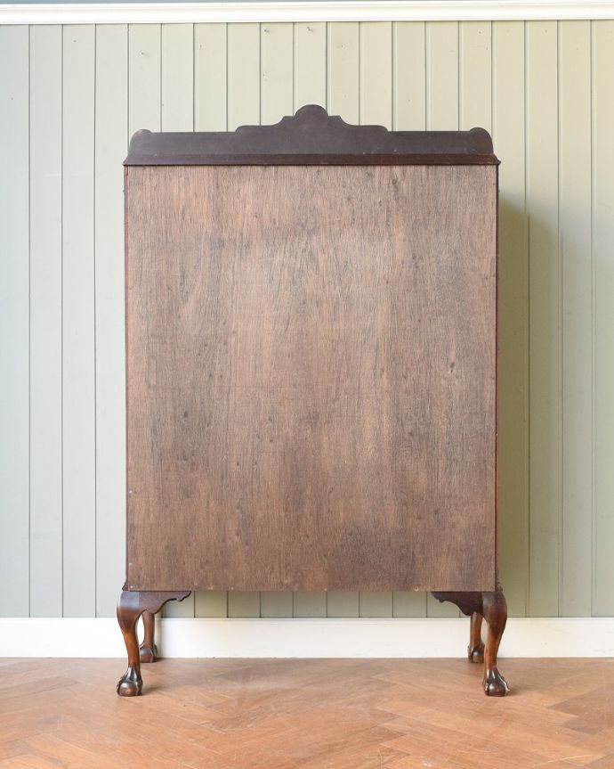 アンティークのキャビネット アンティーク家具 英国輸入のアンティーク家具、繊細な木製の飾りが美しいガラスキャビネット。実は後ろから見てもキレイなんです。(q-1829-f)