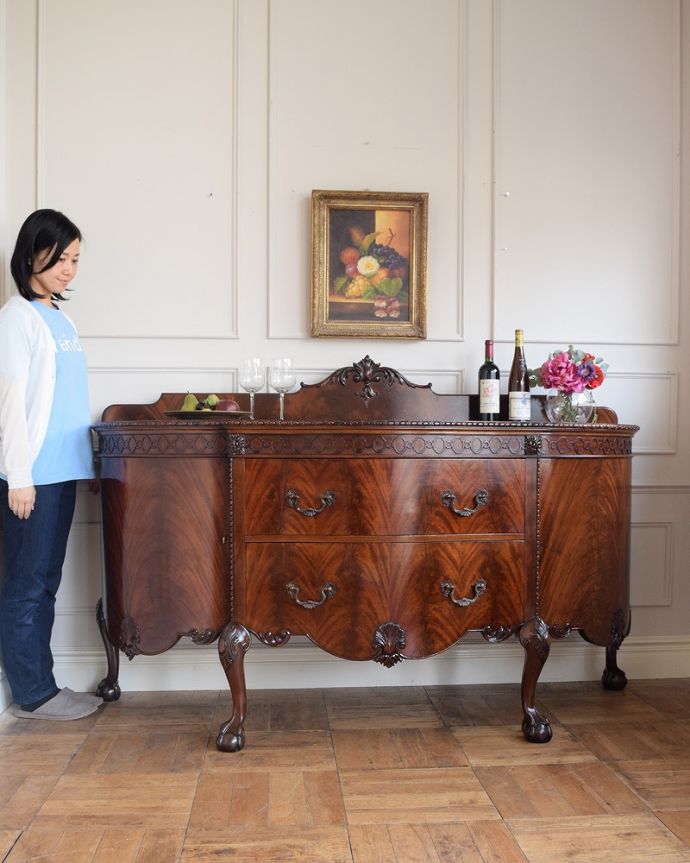 アンティーク家具 気品あるアンティーク英国家具、曲線が美しいサイドボードキャビネット。気品のある大人の佇まいが優雅なサイドボード木目の美しさが際立つ大人のサイドボード。(q-1830-f)