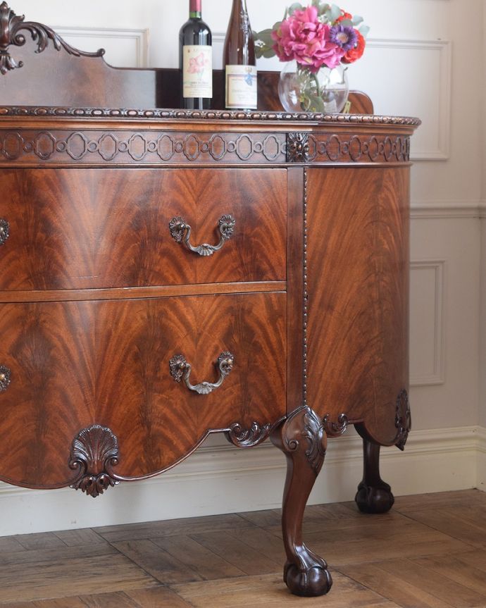 アンティーク家具 気品あるアンティーク英国家具、曲線が美しいサイドボードキャビネット。アンティークだから手に入れることが出来る素材感今の時代、なかなか手に入れることが出来ない木目の美しさにうっとり。(q-1830-f)