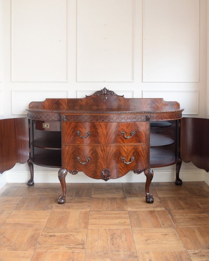 アンティーク家具 気品あるアンティーク英国家具、曲線が美しいサイドボードキャビネット。扉の奥にはたっぷりの収納。(q-1830-f)