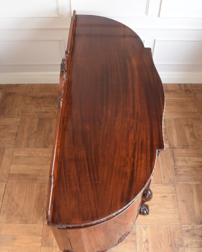 アンティーク家具 気品あるアンティーク英国家具、曲線が美しいサイドボードキャビネット。上から見てるとこんな感じです。(q-1830-f)