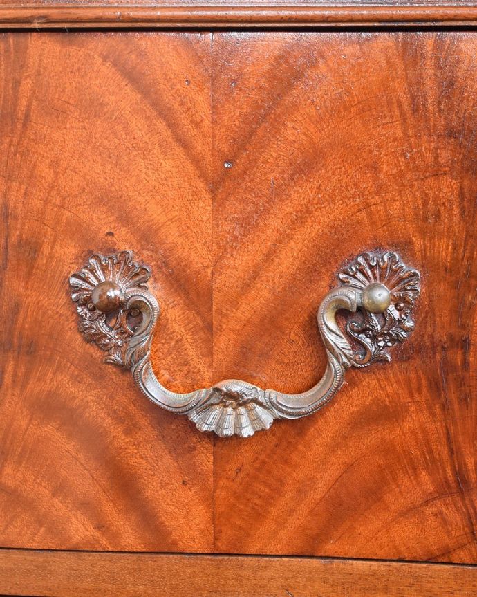 アンティーク家具 気品あるアンティーク英国家具、曲線が美しいサイドボードキャビネット。小さなパーツにもこだわりが取っ手だけを見ても現代の家具より質感がいいのがわかります。(q-1830-f)