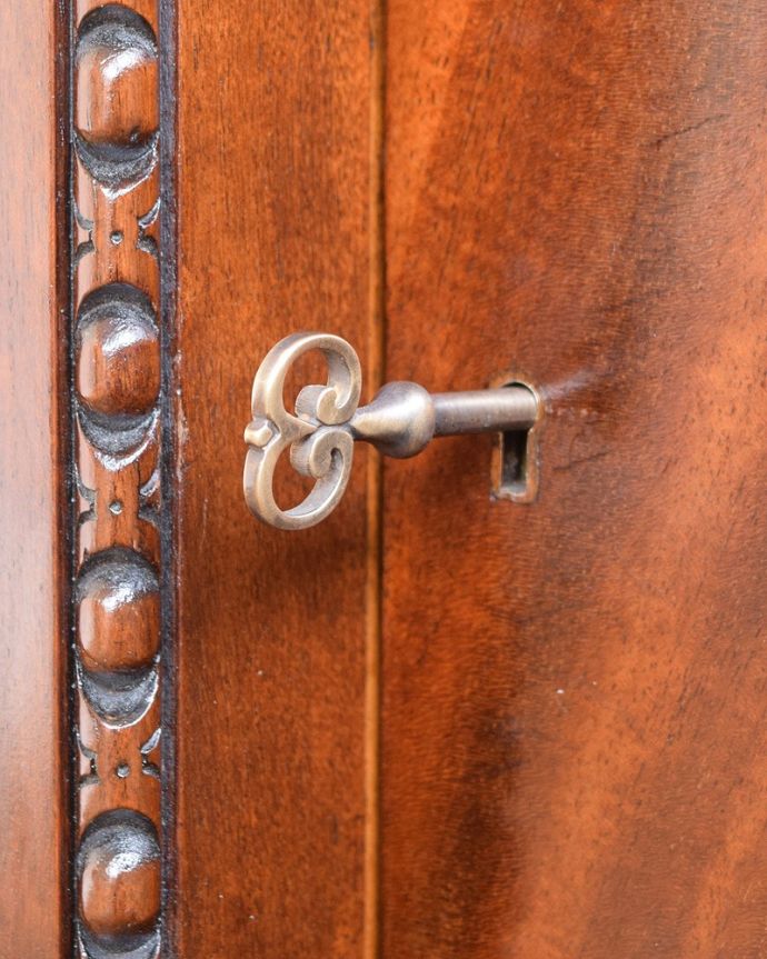 アンティーク家具 気品あるアンティーク英国家具、曲線が美しいサイドボードキャビネット。開ける度にワクワク・・・ カギを使って扉を開ける度に、まるで宝箱を開けるみたいです。(q-1830-f)