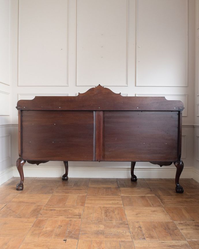 アンティーク家具 気品あるアンティーク英国家具、曲線が美しいサイドボードキャビネット。さらに後ろ姿もチェックアンティークは新品ではないので経年変化によるキズはありますが、専門の職人が修復したので後ろ姿までキレイです。(q-1830-f)