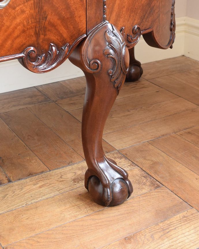 アンティーク家具 気品あるアンティーク英国家具、曲線が美しいサイドボードキャビネット。女性1人でラクラク運べちゃう仕掛けHandleのアンティークは、脚の裏にフェルトキーパーをお付けしています。(q-1830-f)