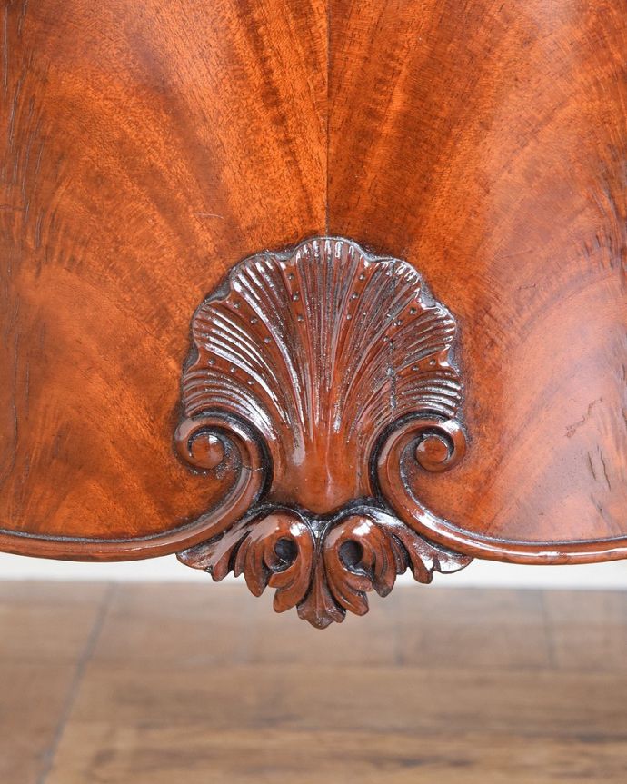 アンティーク家具 気品あるアンティーク英国家具、曲線が美しいサイドボードキャビネット。ここにも美しい装飾誰もが見入ってしまう細かく施された彫。(q-1830-f)