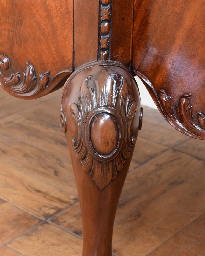 アンティーク家具 気品あるアンティーク英国家具、曲線が美しいサイドボードキャビネット。ここにも見事な彫り芸術作品のようなデザインに思わずうっとりしてしまいます。(q-1830-f)