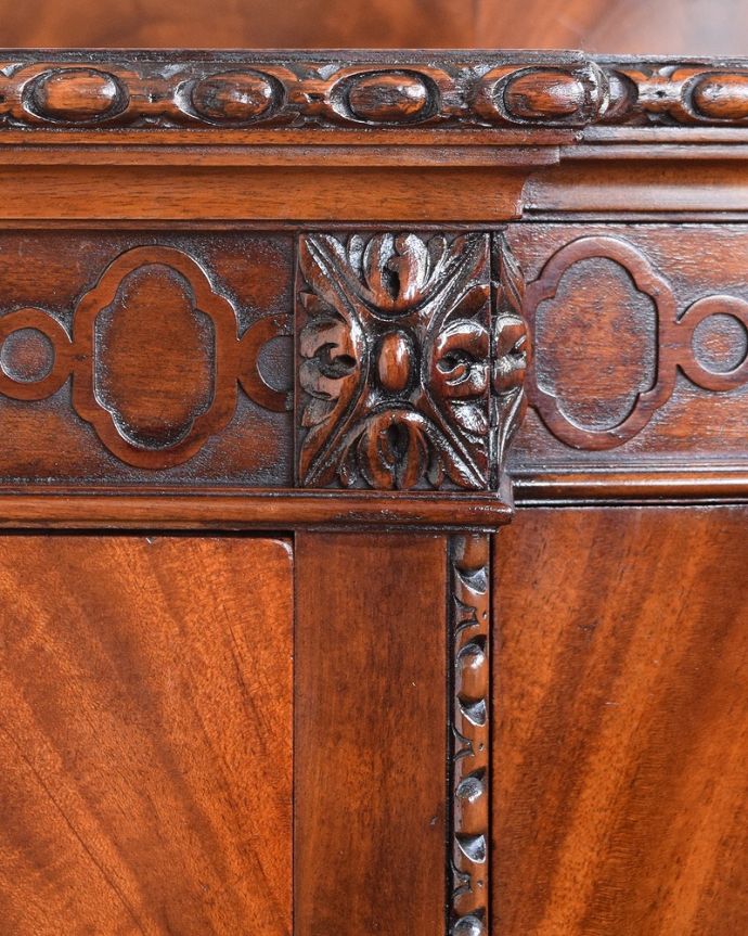 アンティーク家具 気品あるアンティーク英国家具、曲線が美しいサイドボードキャビネット。惚れ惚れするような美しさとっても堅い無垢材に一体どうやって彫っていったんでしょう?アンティークらしく細かい彫りを眺めているだけでうっとりしてしまいます。(q-1830-f)