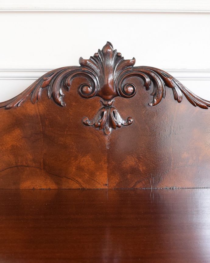 アンティーク家具 気品あるアンティーク英国家具、曲線が美しいサイドボードキャビネット。至る所に繊細な彫いろんな彫のデザインがありますが、個人的に美しいと思える女性らしく優雅なデザインを選んできました。(q-1830-f)