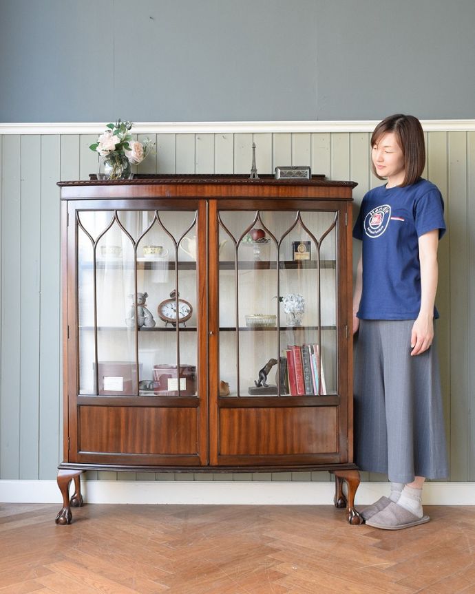 アンティークのキャビネット　アンティーク家具　クロウ＆ボールの脚がエレガントな定番の形をしたアンティークガラスキャビネット。おススメ度No,1のアンティーク家具いろんな場所で使えてお部屋に魅せ場を作ってくれるガラスのキャビネットはアンティーク家具の中でもイチオシの家具です。(q-1831-f)