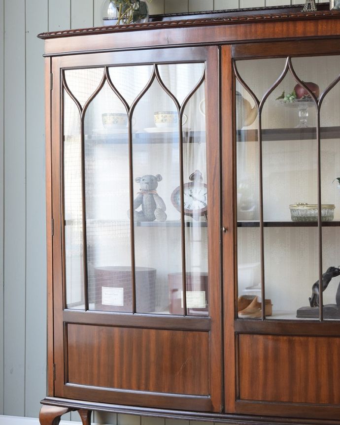 アンティークのキャビネット　アンティーク家具　クロウ＆ボールの脚がエレガントな定番の形をしたアンティークガラスキャビネット。木で描かれたガラス扉の模様の美しさにうっとり･･･まだ機械のない時代に、どうやって作られたんだろう…と不思議になるくらい美しいガラス面に描かれた美しい木の模様が特長。(q-1831-f)