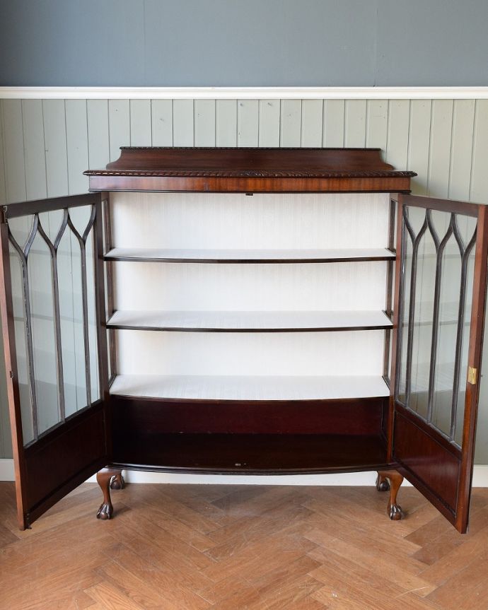 アンティークのキャビネット　アンティーク家具　クロウ＆ボールの脚がエレガントな定番の形をしたアンティークガラスキャビネット。扉を開けてみると･･･職人がキレイに修復して、背板も新しい生地に張替えました。(q-1831-f)