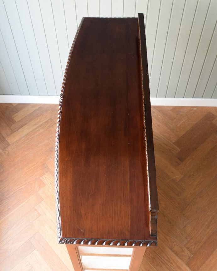 アンティークのキャビネット　アンティーク家具　クロウ＆ボールの脚がエレガントな定番の形をしたアンティークガラスキャビネット。塗装もキレイに仕上げました上から見るとこんな形のキャビネットです。(q-1831-f)